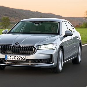 Skoda stellt für den Superb zunächst vier Antriebe zur Verfügung, die je nach Wahl mit bis zu drei Ausstattungsniveaus (Essence, Selection, L+K) kombiniert werden können.(Bild:  Skoda)