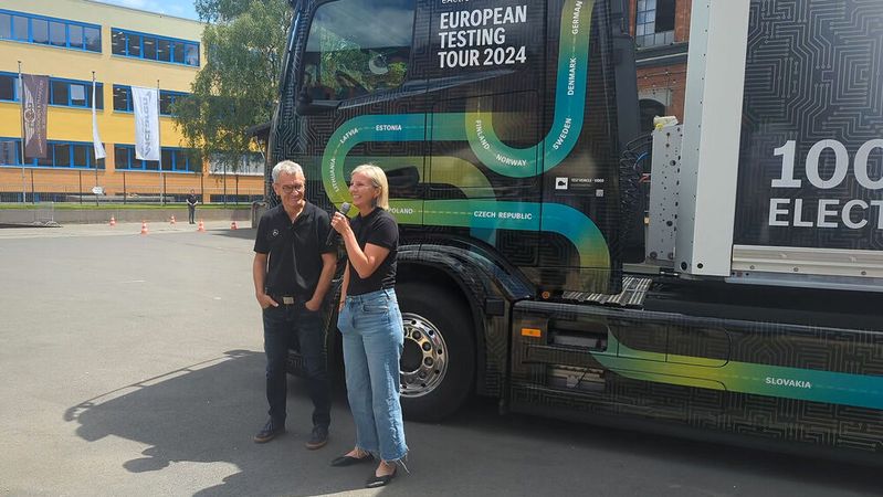 Karin Rådström, CEO Mercedes-Benz Trucks, und Werner Kempfle, Entwicklungsingenieur und Co-Projektleiter des E-Actros 600, kurz vor dem Start der Europatour des Elektro-Trucks.(Bild:  Simon – VCG)