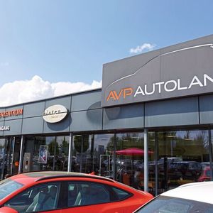 Für die Werkstattkunden gibt es auf auf dem riesigen Areal von AVP Autoland in Plattling ein eigenes Empfangsgebäude.(Bild:  Rosenow – »kfz-betrieb«)