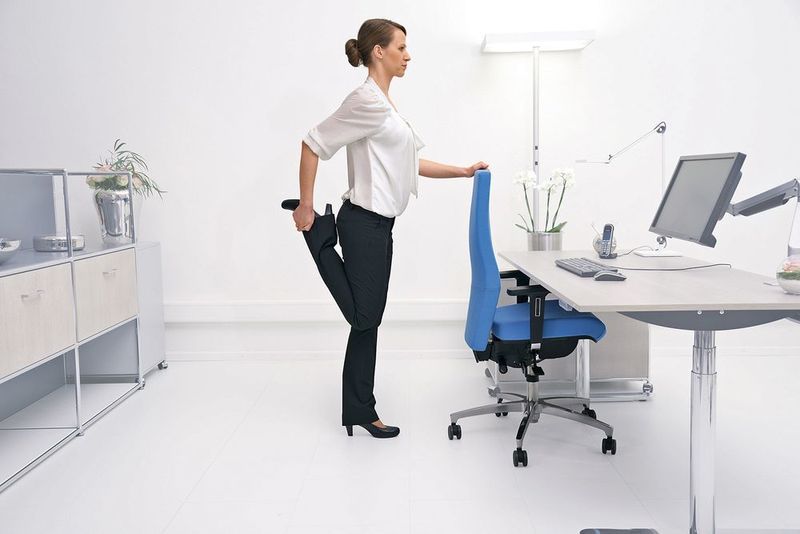 Arbeitsmediziner fordern einen gesunderhaltenden, abwechslungsreichen Rhythmus aus 60 % Sitzen, 30 % Stehen und 10 % Bewegen während des Alltags. Die Beschäftigten im Büro werden dabei durch das Übungsprogramm „Office Trainer“ unterstützt.  (Dauphin)