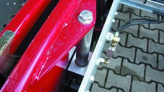 Sägewerk:  Linearführung mit „iglidur J“-Kunststoffgleitfolie für die Winkelanschläge.  Bilder: igus (Archiv: Vogel Business Media)