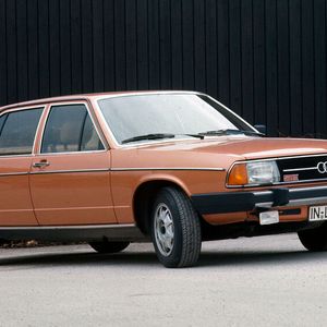 Im August 1976 stellt Audi in Luxemburg den Audi 100 der zweiten Generation (C2) vor. Erstmals sorgt ein Fünfzylinder-Benzinmotor in einem Modell der Marke mit den Vier Ringen für Vortrieb. Der Einspritzmotor mit 2.144 cm³ Hubraum leistet 110 kW (136 PS) bei 5.700 Umdrehungen pro Minute. Das maximale Drehmoment von 185 Newtonmetern liegt bei 4.200 Touren an. Die Markteinführung des Audi 100 (C2) folgt im März 1977. Ab September 1979 ist der Fünfzylinder-Motor auch im Audi 200 lieferbar, ab August 1982 ist er im Nachfolger des C2 verbaut, dem Audi 100 C3.(Bild:  AUDI AG)