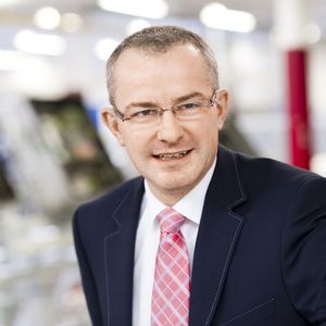 Helmut Reinke, Director Sales und Marketing von SSB Wind Systems: „ Da wir als OEM gewissermaßen die Verantwortung für alle unsere Produkte über deren gesamten Lebenszyklus übernehmen, stehen wir in der Pflicht, einen sehr breitgefächerten Service anzubieten, um unsere weltweiten Kunden umfassend zu unterstützen.“