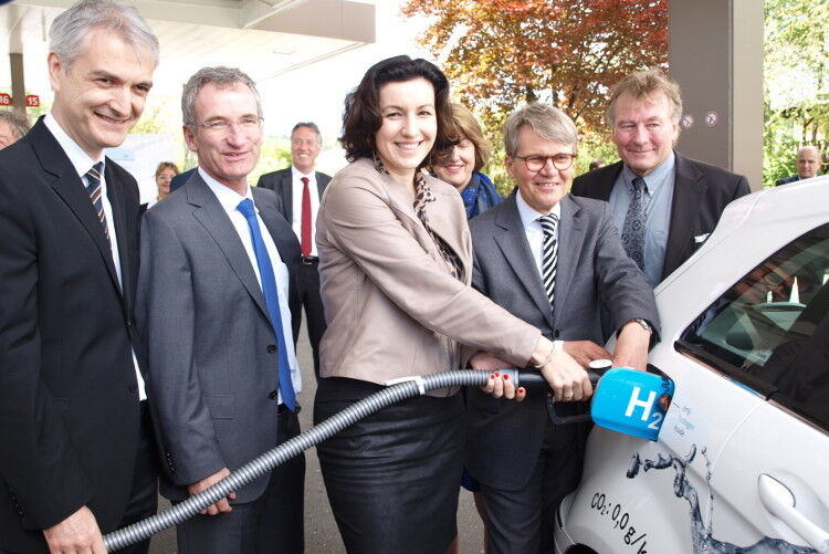 Dorothee Bär, Parlamentarische Staatssekretärin im Bundesverkehrsministerium, lässt sich zeigen, wie einfach das Tanken von Wasserstoff ist. (Foto: Schmidt)