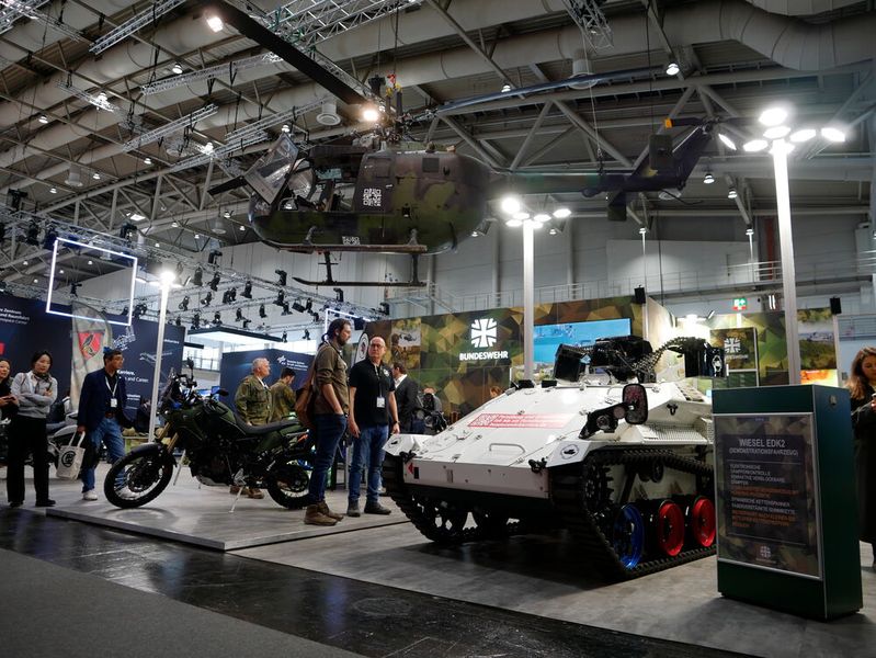 Zeitenwende auf der Hannover Messe? Schon während des Kanzlerrundgangs sprachen Unternehmen offen darüber, ihre Fähigkeiten der Rüstungsindustrie zur Verfügung zu stellen. Auch der Stand der Bundeswehr ist in diesem Jahr etwas größer als sonst.  (Bild: Sandro Kipar/VCG)