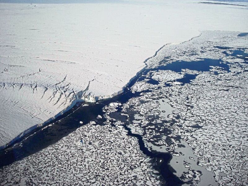 Die Gletscherfront des 79°-Nord-Gletschers ist etwa 100 m dick und schiebt sich gegen kleine Inseln, die das Eis aufwölben (links). Das Meereis ergibt vielfältige Formen und Muster (rechts). Winde, die vom Gletscher herunter wehen drücken es leicht von der Gletscherfront weg. (Janin Schaffer, Alfred-Wegener-Institut)