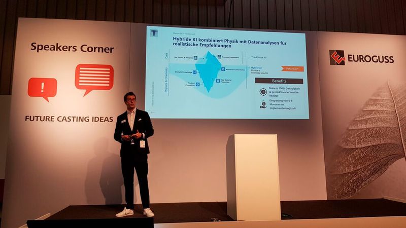 Fachvorträge ergänzten das Messegeschehen. Tobias Gundermann von Tvarit referierte z.B. über Künstliche Intelligenz (KI) im Gussprozess. Tvarits Software TiA bildet die mechanische Realität nahezu hundertprozentig ab und ermöglicht so, den Energieverbrauch und die Produktqualität zu optimieren. (Bild: D.Quitter/VCG)