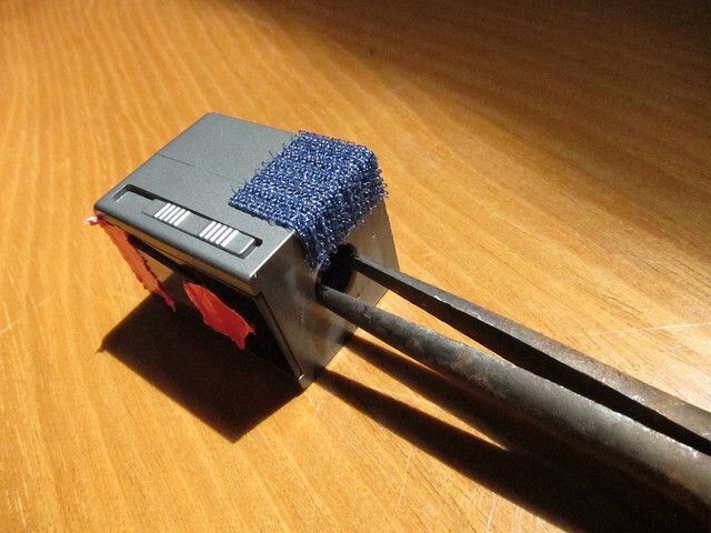 Apply gentle pressure with pliers to open the webcam, and cut the DVD to fit inside the lens hole (Bild: PLOTS/CC BY 2.0)