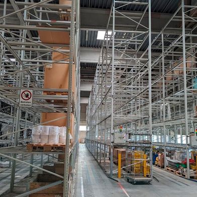 Im Hochregallager sind 8.000 Palettenstellplätze vorhanden. Das Grundstück ist 30.000 Quadratmeter groß. (Bild: Proline Consulting)