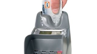 Nicht nur Sprit können Unternehmen mit einer Tankkarte beziehen. Viele Anbieter warten auch mit attraktiven Services und Vergünstigungen auf.Bild: DKV (Archiv: Vogel Business Media)