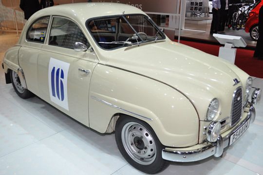 Ein 57er Saab 9-3 erinnert die Messebesucher an die alten Saab-Designtugenden. (Archiv: Vogel Business Media)