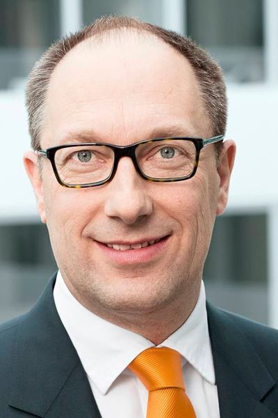 Im Dezember 2018 übernahm Peter Mohnen interimsweise das Amt des Vorstandsvorsitzenden von Kuka. Nun wurde er in seinem Amt als CEO bestätigt. 2012 kam Mohnen als Vorstand für Controlling und Finanzen zu Kuka. Davor war er in zahlreichen Leitungspositionen beim Energieversorger E.ON in Essen, als CFO bei E.ON im ungarischen Budapest sowie verschiedene Aufsichtsratsmitgliedschaften wie bei Panrusgaz, einem Joint Venture von E.ON und Gazprom. (Kuka)