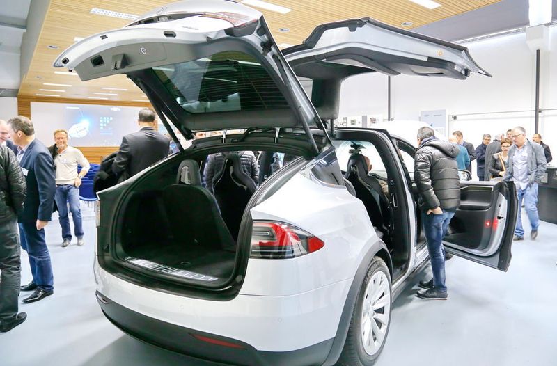 Eine grosse Attraktion für die Besucher der International Sulution Days 2017 von GF Machining Solution war der Tesla Modell X. (Anne Richter, SMM)