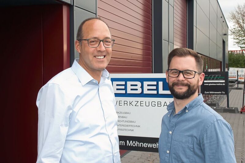 Frank Ebel (links) und Sebastian Feldmann: „Bei eiligen Aufträgen beträgt die Durchlaufzeit eines Werkzeugs nur noch sechs bis zehn Wochen.“ (Bild: Mecadat)