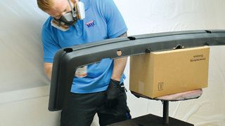 Was tun, wenn ein Bauteil aus Kunststoff beschädigt wurde, das nicht lackiert ist, sondern in nacktem Grau oder Schwarz daherkommt? Klare Antwort: Mithilfe eines speziellen Struktur- und/oder Kunststoffsprays kostengünstig reparieren. (Bild: Dominsky)