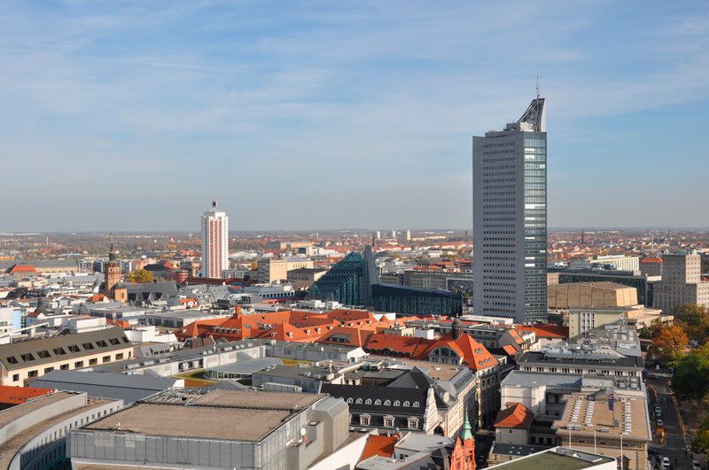 In Leipzig suchen sowohl Unternehmen als auch Bürger zunehmend eine städtische Anlaufstelle für die Themen Digitalisierung und Smart City. Des Weiteren begegnet die Stadt mithilfe digitaler Verfahren den Anforderungen an eine moderne Verwaltung. Dabei verfolgt Leipzig den Anspruch, die digitale Transformation zum Nutzen der Bürger und des Wirtschaftsstandortes
zu gestalten. Auch die Beteiligungsunternehmen der Stadt werden eng in den Digitalisierungsprozess eingebunden. (Stadt Leipzig)