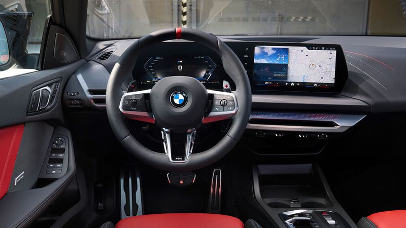 Im Cockpit zieht das „Curved Display“ ein. (Bild: BMw Group)