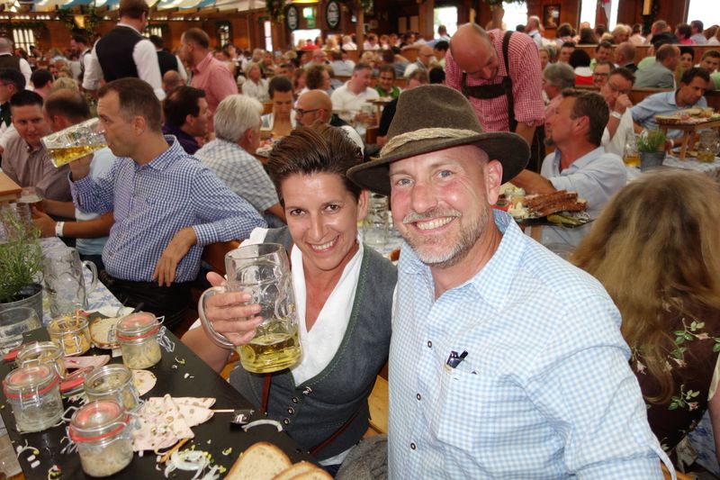 Ein Prosit auf Michaela Hirsch, (Peerless-AV) mit Jens Peter Grohmann, (Kramer). (Bild: IT-BUSINESS)