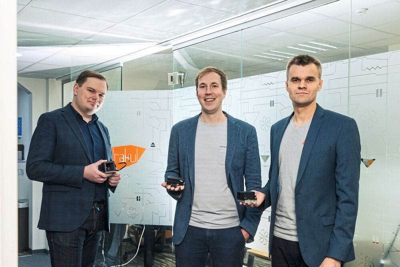 Das Entwicklerteam (vlnr.): Dr. Mihkel Pajusalu (Associate Professor in space technology, University of Tartu), Jaan Viru (founder and CTO of Crystalspace), Jaan Hendrik Murumets (CEO of Krakul) mit früheren Kameramodellen. (Bild: Arno Mikkor)