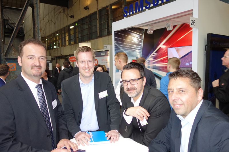 Eine charmante Truppe (v. l.): Toni Jakob, Samsung, Torben Hochmayr und Antonio Treglia, ALSO, sowie Rainer Mühlig, Samsung (Bild: IT-BUSINESS)