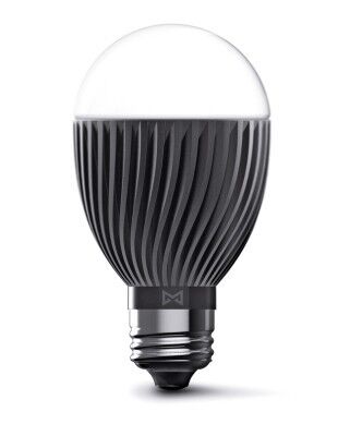 Red Dot Award 2015 - LED-Glühbirne Misfit Bolt von Misfit, USA: Misfit Bolt ist eine drahtlose LED-Lampe, die eine individuelle Raumbeleuchtung mittels zahlreicher Lichteffekte wie z.B. einer Sonnenaufgangssimulation ermöglicht und sich über Mobilgeräte steuern lässt. Mit über 800 Lumen ersetzt Bolt herkömmliche Glühbirnen und verbraucht dabei weniger als ein Viertel der Energie. Das ästhetische Gesamtbild wird durch ein eloxiertes Aluminiumgehäuse dominiert, das als Kühlkörper fungiert. Seine gewundenen Kühlrippen leiten die Wärme von den elektronischen Bauteilen ab und fassen den Glasschirm ein, der ein homogenes LED-Licht ohne störende Lichtpunkte erzeugt.  (Red Dot)