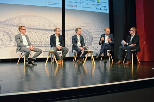Diskutierten über Herausforderungen in Vertrieb und Aftersales: (v. li.) Stefan Quary (Skoda), Philipp Sayler von Amende (Carwow), Philipp Grosse Kleimann (Caroobi), Christian Bauer (Audi) und Prof. Stefan Reindl (IfA). Diskutierten über Herausforderungen in Vertrieb und Aftersales: (v. li.) Stefan Quary (Skoda), Philipp Sayler von Amende (Carwow), Philipp Grosse Kleimann (Caroobi), Christian Bauer (Audi) und Prof. Stefan Reindl (IfA).