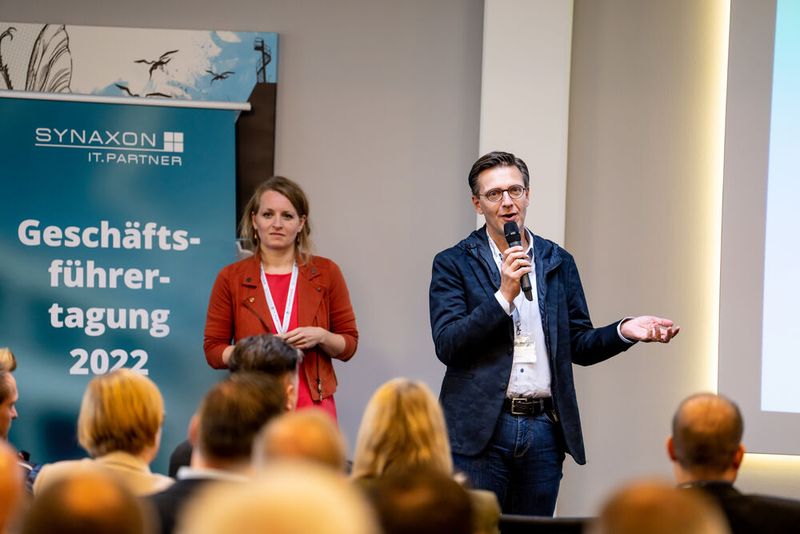 Kristin Dethloff (Ubega) und Michael Hoh (Ascon) beim Elevator Pitch (Bild: Valentin Diehl)