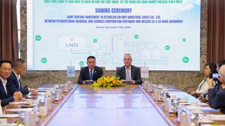Unterzeichnung des Joint-Venture-Vertrags durch Bernd Eulitz, CEO von Messer, und Duong Tri Hoi, General Director of PV Chem. (Bild: Messer)
