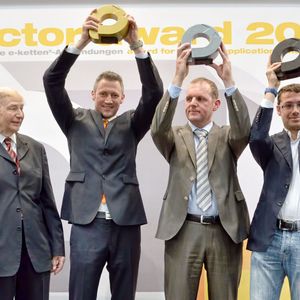 Die Gewinner des dritten weltweiten Energieführungs-Wettbewerbs "vector-award" (von links): der Gold-Preisträger Michael Büchel (KUKA Systems GmbH, Deutschland), Joury van Gijseghem (DEME, Belgien) und Fabio Ferri (SCM Group, Italien) mit igus-Firmengründer Günter Blase (ganz links).