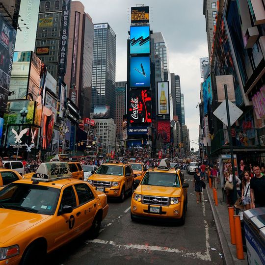 Für viele New Yorker Taxifahrer ist die derzeitige Situation existenzbedrohend.(Bild:  Times Square and New York taxis /Kristina D.C. Hoeppner / CC BY-SA 3.0)
