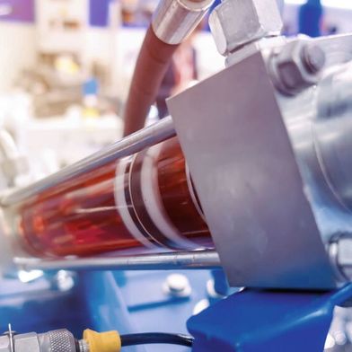 Visualization of the hydraulic cylinder functional principle: Condition-based maintenance and digital assistance systems are state-of-the-art in hydraulics. (Image: ©dizfoto1973 - stock.adobe.com)