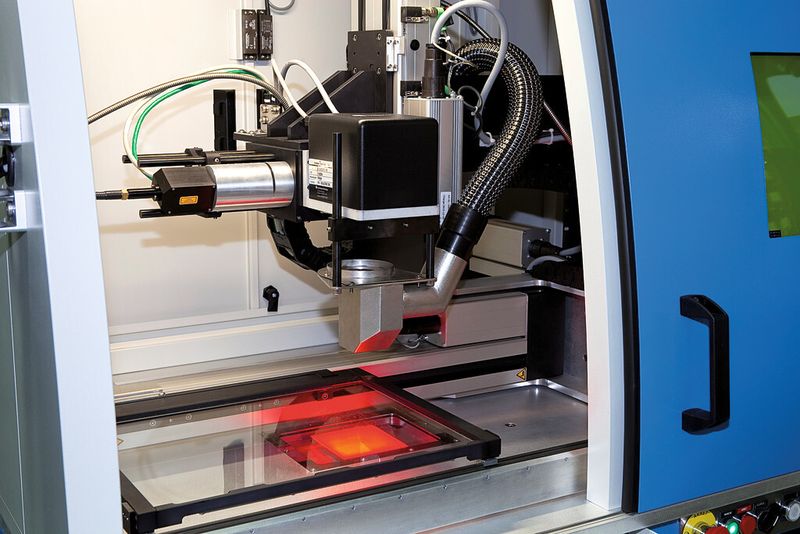 Bild 2: Die motorbetriebenen Achsen werden über ein Bildverarbeitungssystem gesteuert, das für eine präzise Positionierung der 1200 Werkstücke pro Schicht sorgt. (Bild: Laser Cheval)