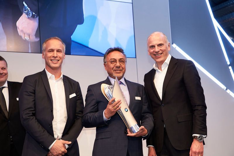 Den Preis in der Kategorie „Luxusklasse“ erhielt South Bay BMW, USA. Die Auszeichnung übernahm Pieter Nota zusammen mit Sven Schuwirth, Leiter Marke BMW (li.). (BMW)
