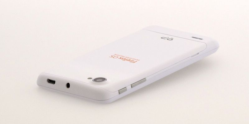 An den Seiten des Geeksphone Peak befinden sich USB- und Klinkenbuchse sowie Power-Button und Lautstärkewippe. (Bild: Srocke)