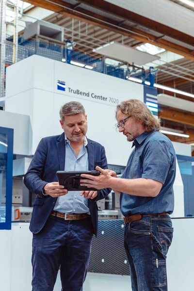 Tim Ungerer, Leiter Produktmanagement Blechtechnik bei Merz und Stefan Pollanka, Fachbereichsleiter Vorfertigung, zogen während der Umstellung auf die neue Fertigungssteuerung Oseon stets an einem Strang. Nur so gelang es, das Unternehmen in hohem Tempo fit für die Zukunft zu machen. (Bild: Trumpf)