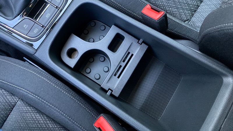 Darunter befindet sich ein Staufach, das dank eines herausnehmbaren Einsatzes entweder maximalen Platz bietet oder mit Becherhaltern und Fächern für Münzen und Kleinzeug zur multifunktionalen Ablage wird. (Bild: Wehner - VCG)