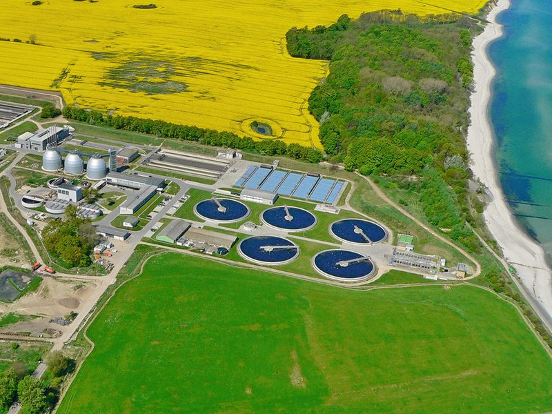 Das Klärwerk in Kiel-Bülk: Dort laufen Edur-Pumpen und sorgen dafür, dass die Stadt Kiel jährlich hohe Einsparungen gegenüber dem alten System erzielt. (Rainer Pregla)