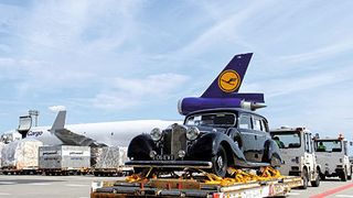 Nicht nur Kois, auch Autos fliegen mit der Lufthansa. Im Hintergrund stehen noch die traditionellen Aluboxen.  Bild: Lufthansa Cargo (Archiv: Vogel Business Media)