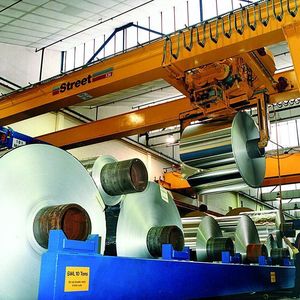 In diesem Werk werden Aluminium-Coils per Schienenkran mit elektronischer Gleichlaufregelung bewegt.