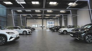 Eine neue Auslieferungshalle soll bei Fischer Automobile das Kundenerlebnis stärker in den Vordergrund stellen. (Bild: Fischer Automobile)