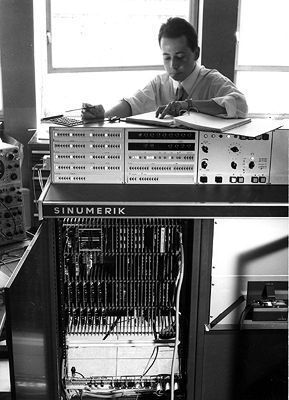 Bei der abgebildeten Sinumerik 520 handelt es sich um eine numerische Bahnsteuerung in integrierter Schaltkreistechnik, mit der die verschiedensten Drehmaschinen nach einem einheitlichen Programm ausgerüstet werden können. Damals musste das Betriebssystem mit Lochstreifen in den Ringkernspeicher geladen werden (Archiv: Vogel Business Media)