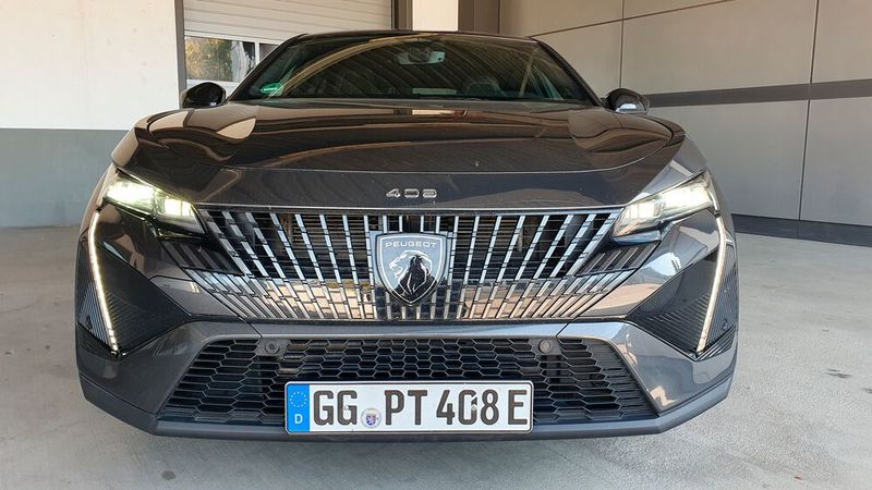 3. Die Front: Das „Gesicht“ des Peugeot 408 präsentiert sich mit einem aggressiven Design, das durch einen breiten Kühlergrill geprägt ist. Das große Logo steht dabei im Mittelpunkt, wirkt jedoch etwas billig und könnte von etwas mehr Tiefe profitieren, um seine Wirkung zu verstärken. Die Säbelzahn-Optik der Front, kombiniert mit Voll-LED-Scheinwerfern, verleiht dem Fahrzeug einen „bösen Blick“, der seine Präsenz auf der Straße betont. (Bild: Schreiner – VCG)