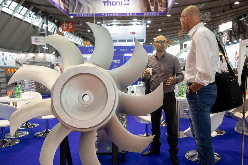 Die FachbesucherInnen interessierten sich für die zahlreichen Exponate. Viele Gespräche zwischen Ausstellenden und BesucherInnen kamen so zustande.  (Bild: Landesmesse Stuttgart GmbH)