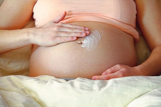 Aufgepasst in der Schwangerschaft: Bestimmte Cremes können das Risiko erhöhen, dass der Nachwuchs an Übergewicht leidet. Das legt eine Studie des UFZ nahe (Symbolbild). Aufgepasst in der Schwangerschaft: Bestimmte Cremes können das Risiko erhöhen, dass der Nachwuchs an Übergewicht leidet. Das legt eine Studie des UFZ nahe (Symbolbild).
