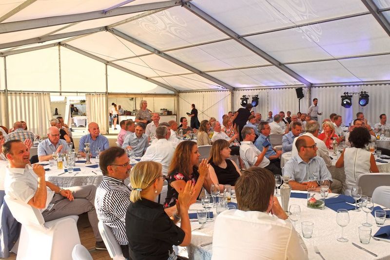 Beim vorabendlichen Branchentreff war das Festzelt trotz hochsommerlicher Hitze gut gefüllt. (Zietz/»kfz-betrieb)