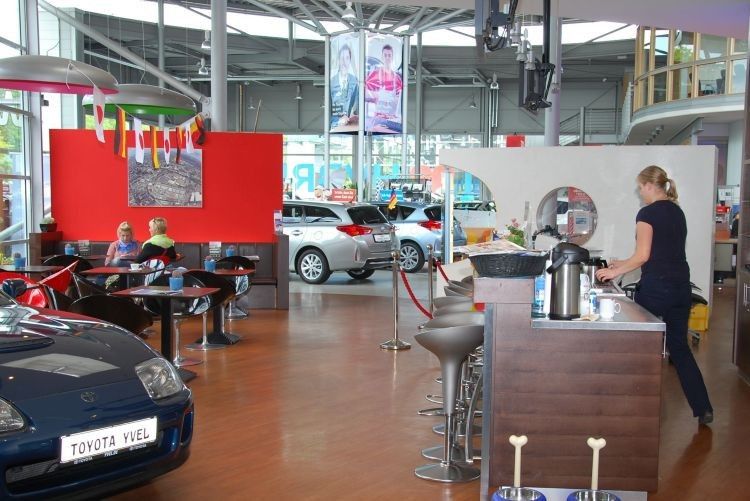 Die Kunden können im Bistro entspannt auf ihr Auto warten. (Rubbel)
