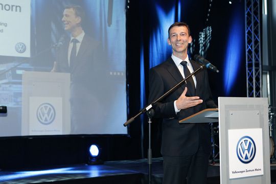 Werner Eichorn, Leiter Vertrieb und Marketing Deutschland der Marke Volkswagen Pkw: „Mit dem neuen Autohaus in Mainz sind alle Voraussetzungen geschaffen, die Volkswagen-Kunden das gesamte Leistungsspektrum der Marke erleben zu lassen. Die Umsetzung des neuen Modulkonzepts zeigt das große Commitment der Autohandelsgruppe Löhr & Becker zu Volkswagen.“ (Archiv: Vogel Business Media)