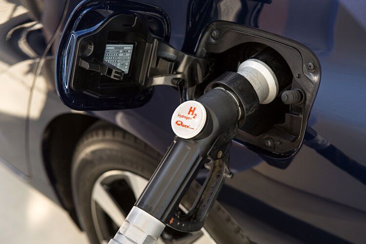 Das Betanken mit Wasserstoff soll dann rund drei Minuten dauern – ähnlich dem Tankvorgang eines herkömmlichen Fahrzeugs. (Foto: Toyota/ David Dewhurst)