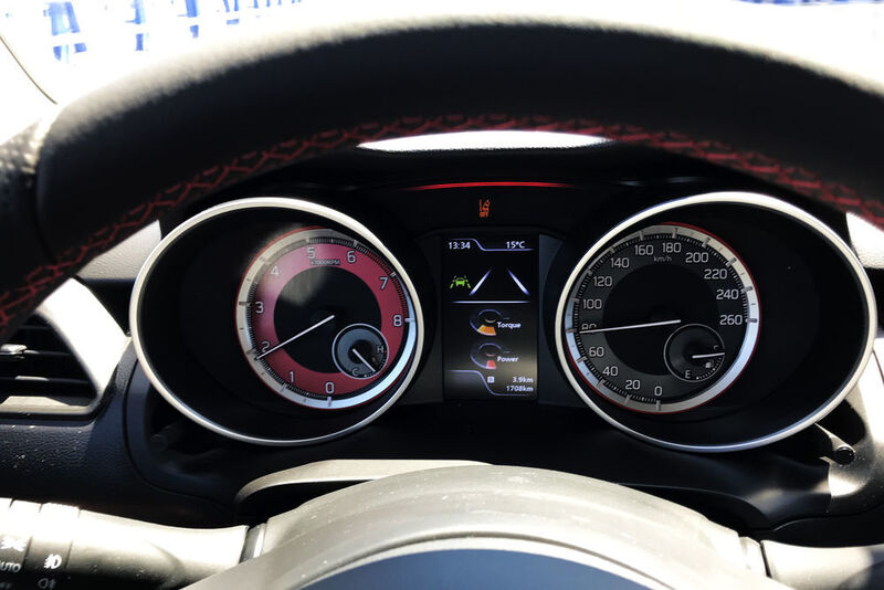 Hinter dem Lenkrad gibt es eine Mischung aus analog und digital. (Seyerlein/»kfz-betrieb«)