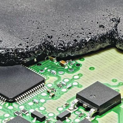 Ohne eigentliches Gehäuse: Bei der Overmolded-Technologie wird die Platine mit einer Kunsstoffmasse untertrennbar übergossen – Instandsetzung ausgeschlossen.  (Bild: Witesco)